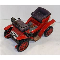 VINTAGE METAL MODEL 1901 CAR