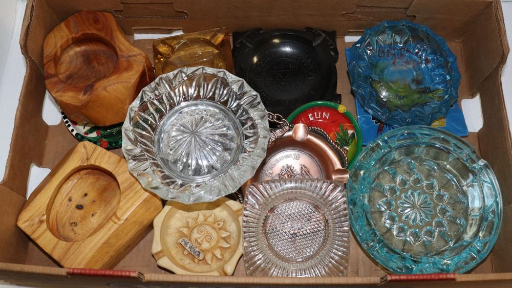 LOT OF COLLECTIBLE ASHTRAYS COLLECTIBLE