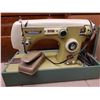 Image 2 : Woodcrest Sewing Machine