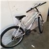 Image 3 : WHITE RALEIGH BIKE
