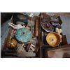 Image 1 : 2 TRAYS OF AFRICAN ART