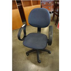 BLUE ROLLING OFFICE CHAIR