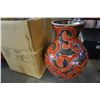 Image 2 : LOT OF 3 DECORATIVE VASES