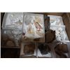 Image 2 : BOX OF QUARTZ AND FOSSILS