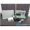 Image 2 : Vintage Singer Portable Sewing Machine