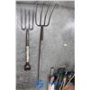 Image 1 : (2) Gardening Tools