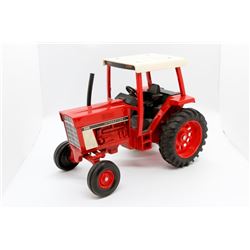 IH 886 tractor       1/16