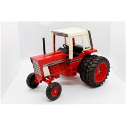 IH 1586 tractor        1/16
