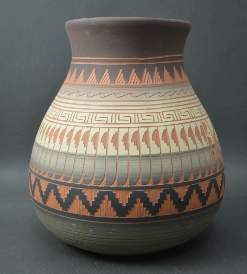 NAVAJO INDIAN CERAMIC VASE (ERNIE WATCHMAN) NAVAJO INDIAN CERAMIC VASE (ERNIE WATCHMAN)