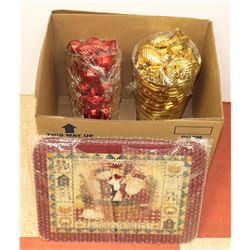 LOT OF GOLD & RED CHRISTMAS DECOS + 2 CUT BOARDS