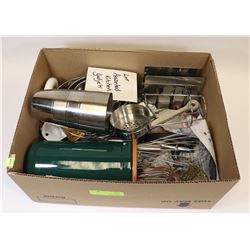 LOT OF ASSORTED KITCHEN GADGETS