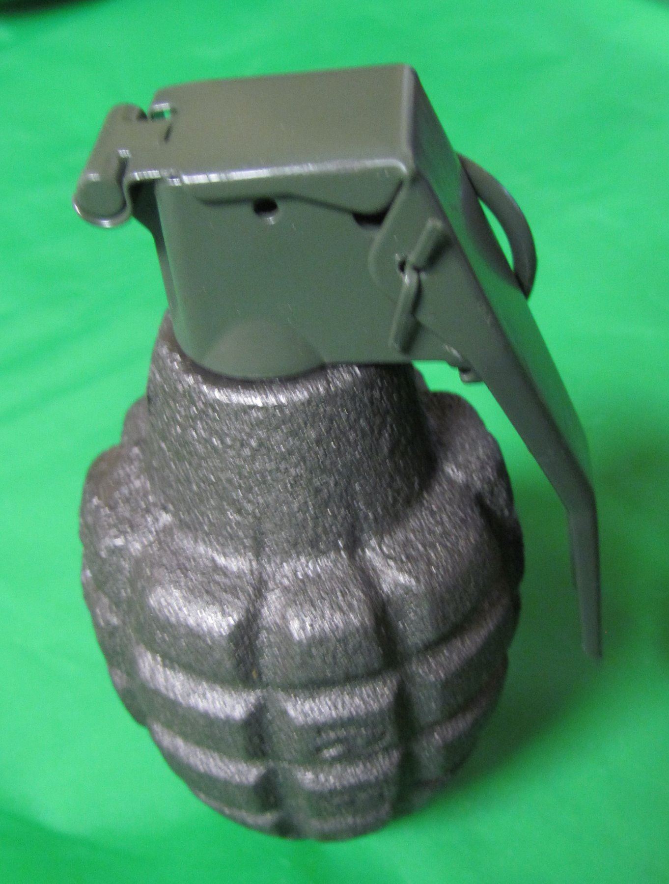 PINEAPPLE TYPE GRENADE (FOR DISPLAY ONLY) *GREAT MILITARY COLLECTIBLE*