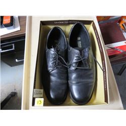 ONE PAIR LEATHER SHOES WITH INSTANT SHINE SPONGE (HUNTERS BAY) *SIZE 13 WIDE* (FULL GRAIN LEATHER)
