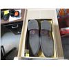 Image 4 : ONE PAIR LEATHER SHOES WITH INSTANT SHINE SPONGE (HUNTERS BAY) *SIZE 13 WIDE* (FULL GRAIN LEATHER)