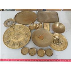 LOT OF ASSORTED BRASS ITEMS (TRAYS, BOWL, ETC.)