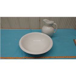 MISMATCHED PITCHER AND WASH BASIN (PITCHER HAS A CHIP)