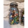 Image 4 : 2 JARS FULL OF MARBLES