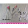 Image 1 : LOT OF MISCELLANEOUS KITCHEN ITEMS (BOTTLE OPENERS, PEELER, ETC.)