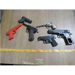 GROUP TOY GUNS