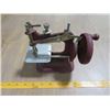 Image 2 : STITCH MISTRESS CHILDRENS SEWING MACHINE (GERMAN)
