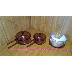 Lot of 5 pieces kitchenware. 2.5 l, 1.5 l, & 3 anchor mixing bowls