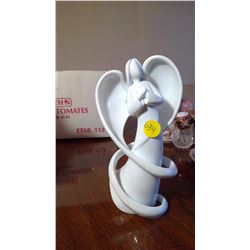 White figurine "les cadeaux ELBY"