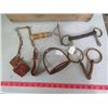 Image 1 : LOT OF ASSORTED HORSE ITEMS (VINTAGE BIT, STIRUP, ETC.)