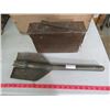 Image 1 : AMMUNITION BOX AND ARYM SHOVEL (BOX IS 6.5" X 3" X 10.5")