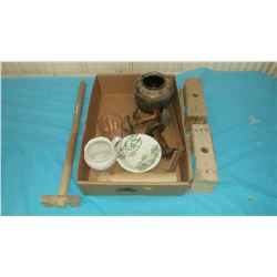 LOT OF ASSORTED ITEMS (GLASS, VASE, PARTIAL BUTTER PRESS)