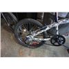 Image 3 : BLACK AND WHITE NO NAME BMX BIKE