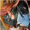 Image 3 : 6 PAIRS OF NEW JEANS AND LOT OF NEW HANDBAGS