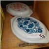 Image 1 : 2 COLOURED PYREX 1/2 QUARTER DIVIDED CASSEROLE DISHES