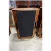 Image 2 : PAIR OF SUPER DELUX PRO 165 VINTAGE FLOOR SPEAKERS