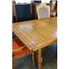 Image 6 : OAK DINING TABLE W/ 4 CHAIRS
