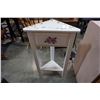 Image 1 : WHITE CORNER END TABLE