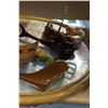 Image 3 : LOT OF WINE ITEMS ON SHELL TRAY AND FISH AND SHELL ITEMS