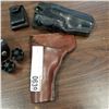 Image 3 : 2 REVOLVER HOLSTERS AND SPEED LOADERS