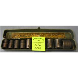 Heavy duty socket set with metal box