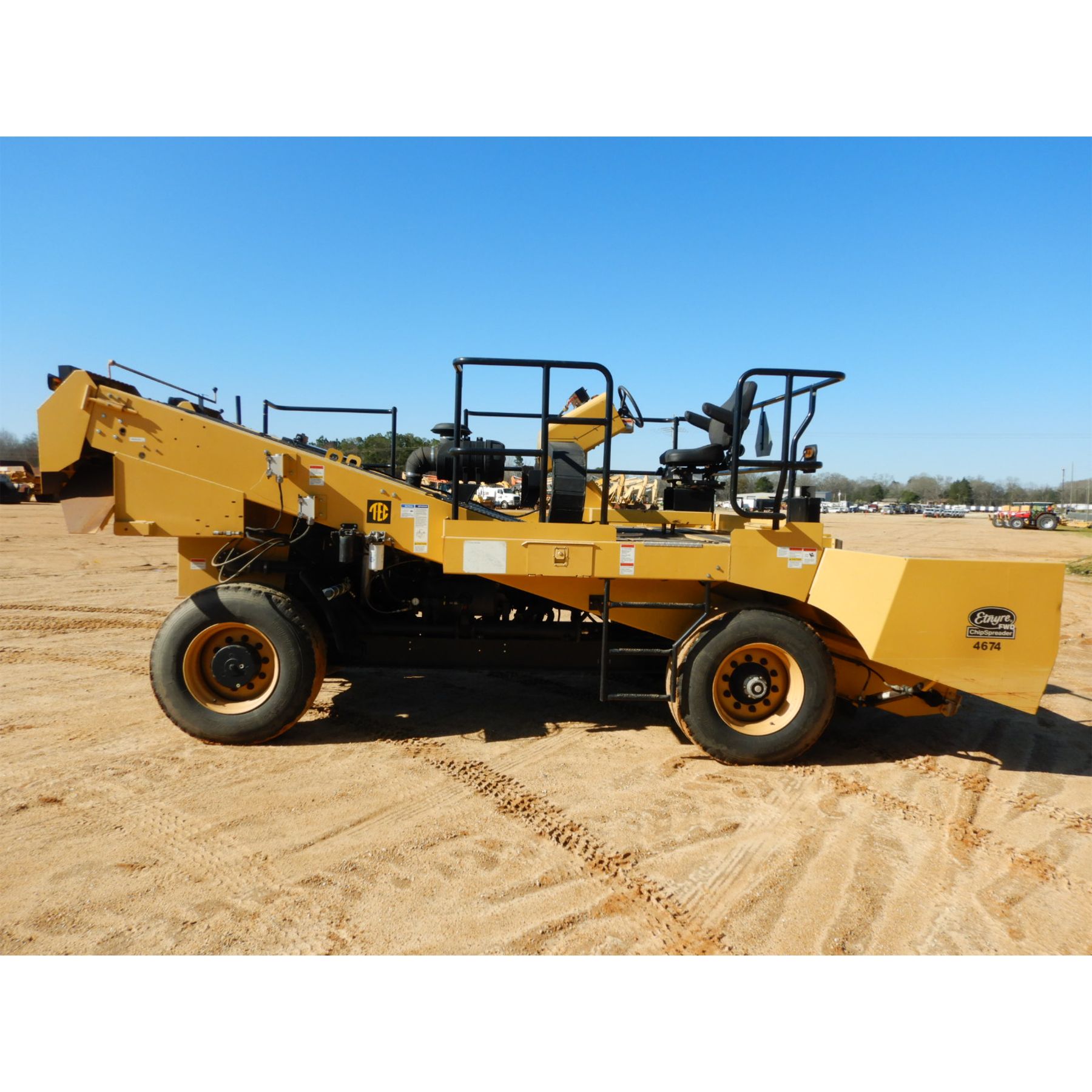 2012 ETNYRE 2WD Asphalt Chip Spreader