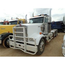 2015 KENWORTH W900L Day Cab Truck