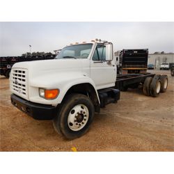 1995 FORD F900 Cab and Chassis Truck