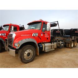 2016 MACK GU713 Roll Off Truck