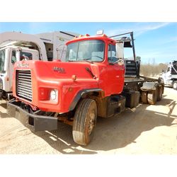 1991 MACK DM690S Roll Off Truck