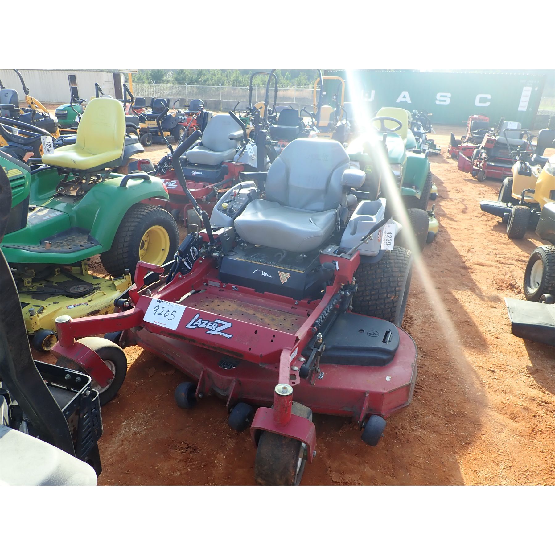 EXMARK LAZER Z ZERO TURN MOWER Mowing Equipment