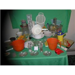 Large group of vintage plastic ware and accessories