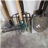 Image 2 : 3 BUNDLES OF GARDEN TOOLS