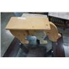 Image 2 : PINE BEAR PLANTER STAND