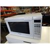 Image 1 : WHITE PANASONIC MICROWAVE