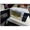 Image 2 : WHITE PANASONIC MICROWAVE