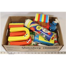 FLAT OF VINTAGE TOYS WOODEN